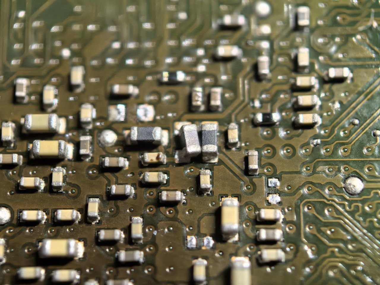 SMD-компоненты и дорожки крупным планом